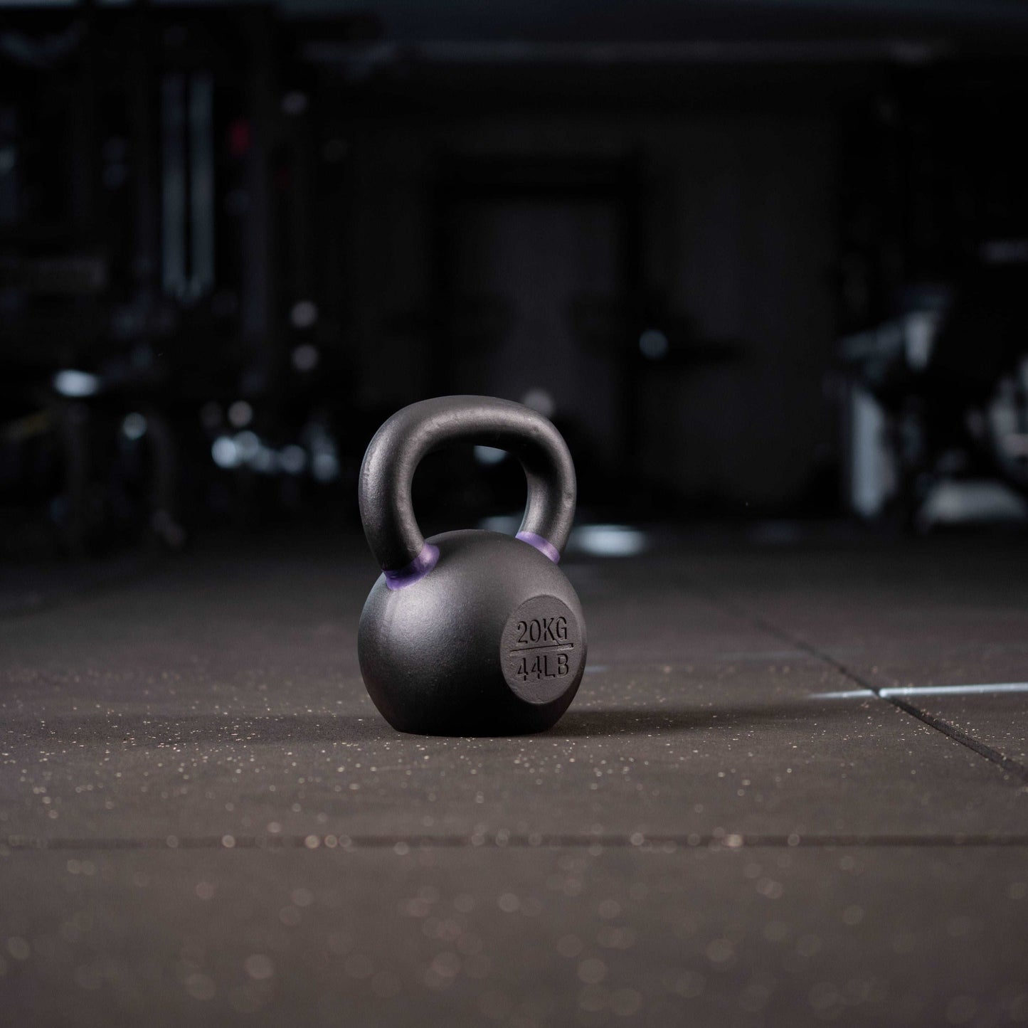 Black Kettlebell SQMIZE® BFK farbcodiert, 8 - 40 kg www.simpleproducts.at