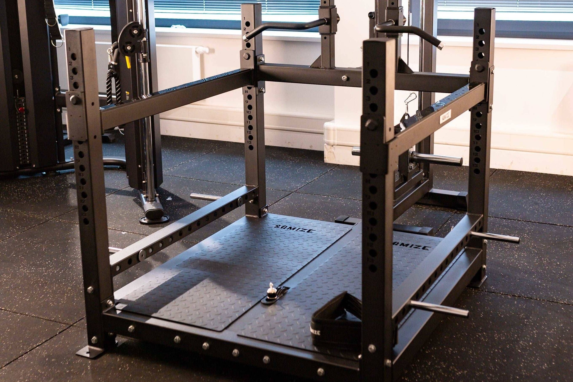 Belt Squat & Bench Rack Station SQMIZE® ELITE CLUB BS2800 www.simpleproducts.at 