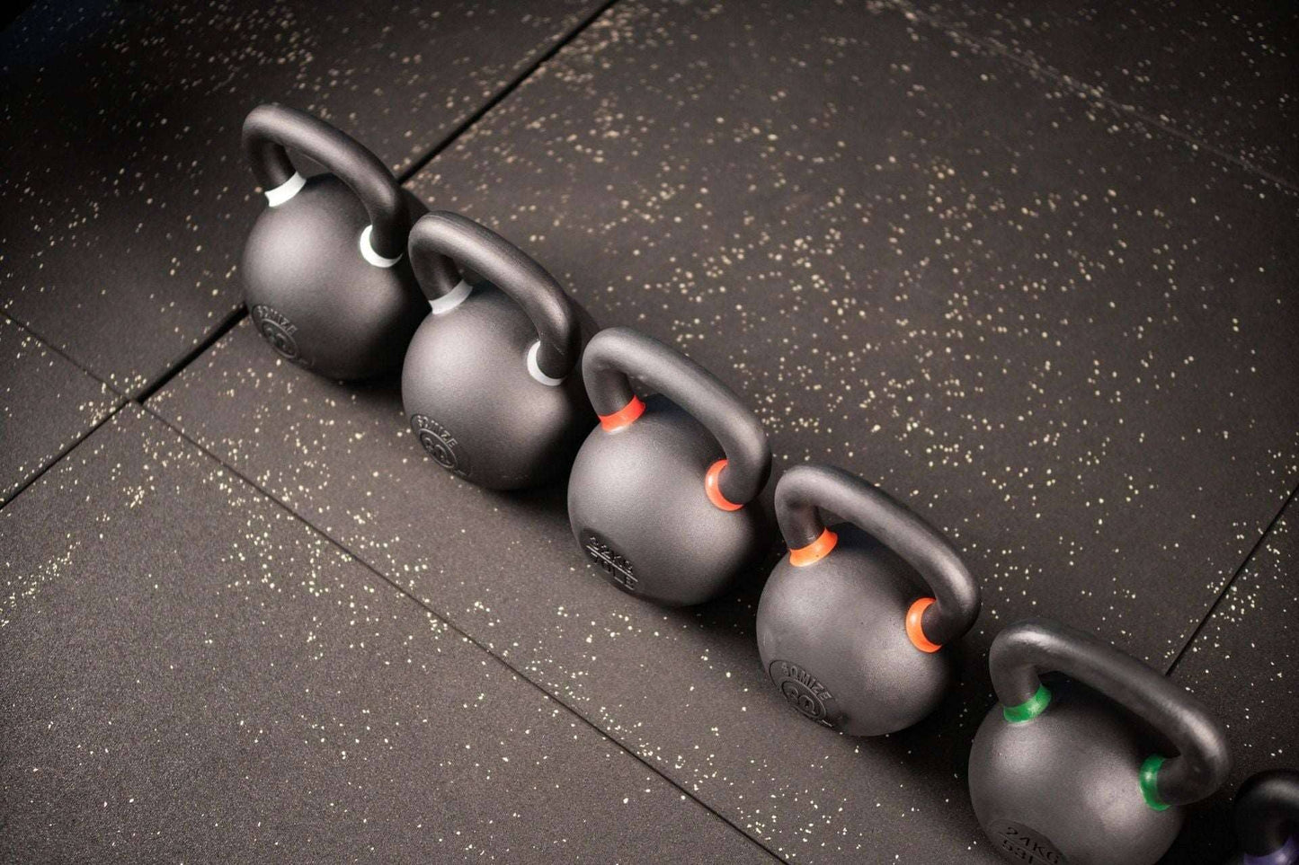 Black Kettlebell Profi Set SQMIZE® BFK100, 100 kg farbcodiert www.simpleproducts.at 