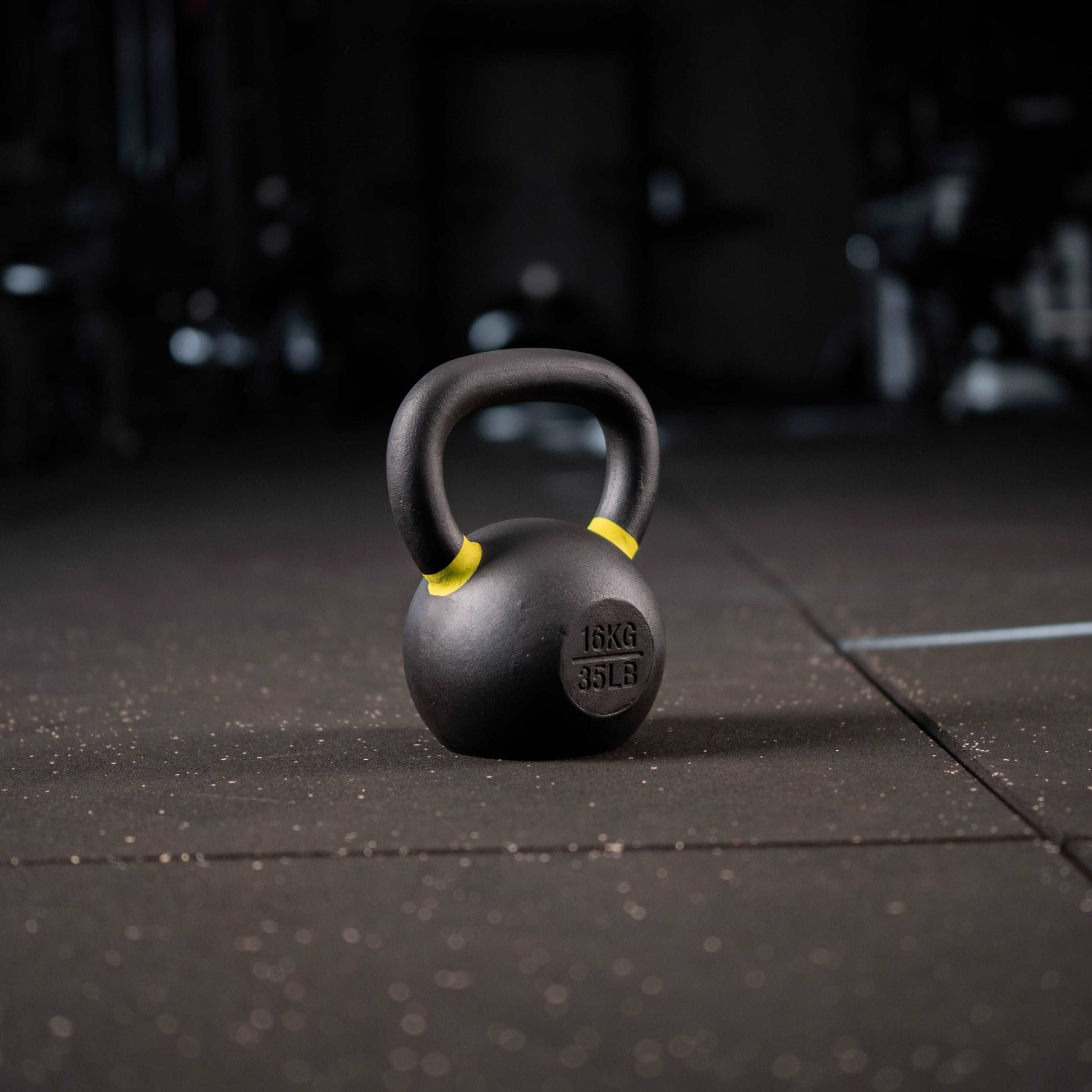 Black Kettlebell SQMIZE® BFK farbcodiert, 8 - 40 kg www.simpleproducts.at 16 kg 